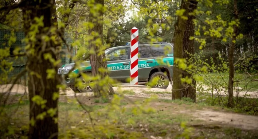 Zdjęcie pojazdu Straży Granicznej pod granicą z Białorusią/ Twitter.com Straż Graniczna