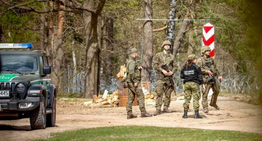 Zdjęcie żołnierzy i strażniczki granicznej na granicy polsko - białoruskiej/ MON