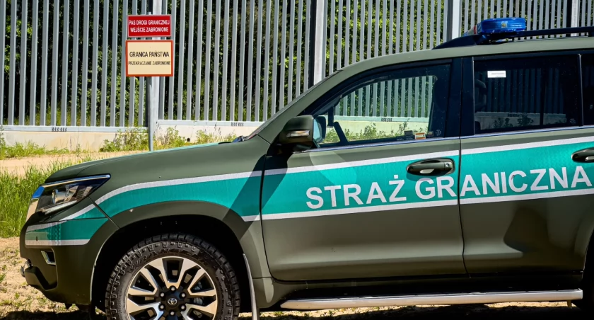 Zdjęcie pojazdu Straży Granicznej pod zaporą oddzielającą od Białorusi/ SG