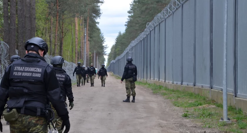 Zdjęcie strażników granicznych podczas patrolu granicy polsko - białoruskiej/ Twitter.com Straż Graniczna