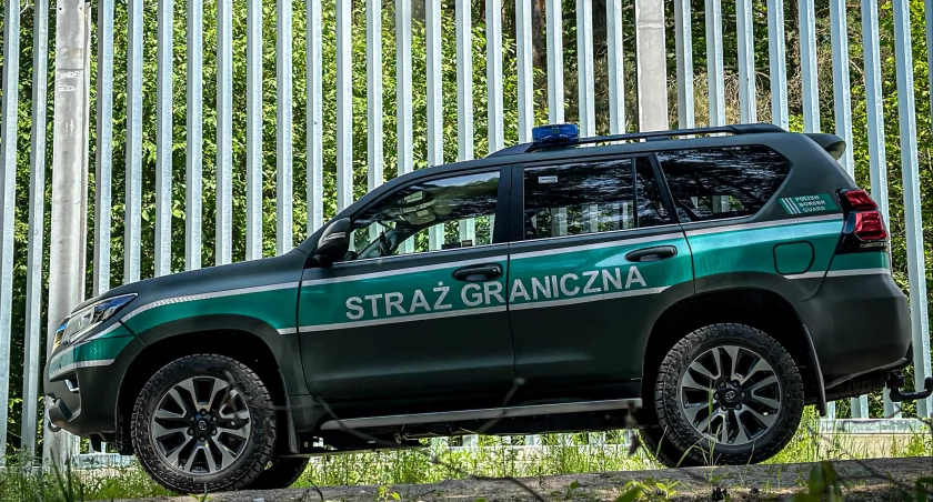 Zdjęcie pojazdu Straży Granicznej pod zaporą oddzielającą od Białorusi/ SG