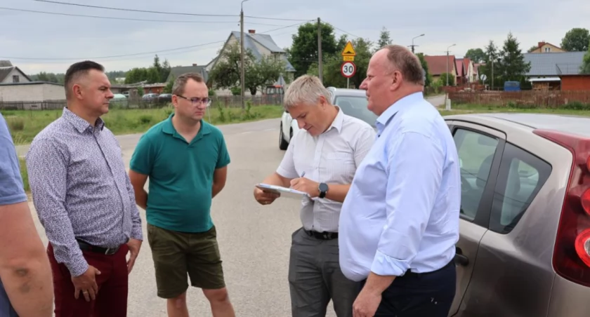 Zdjęcie przedstawicieli władz powiatu białostockiego i wykonawcy robót drogowych/ powiatbialostocki.pl