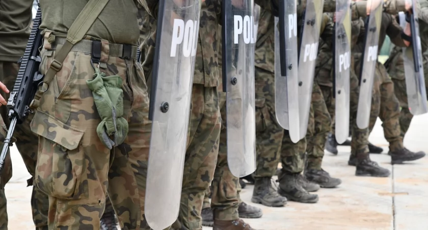 Zdjęcie żołnierzy podczas ćwiczeń prowadzonych przez policjantów/ podlaska.policja.gov.pl