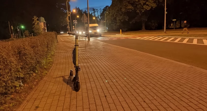 Zdjęcie hulajnogi elektrycznej na chodniku/ DDB