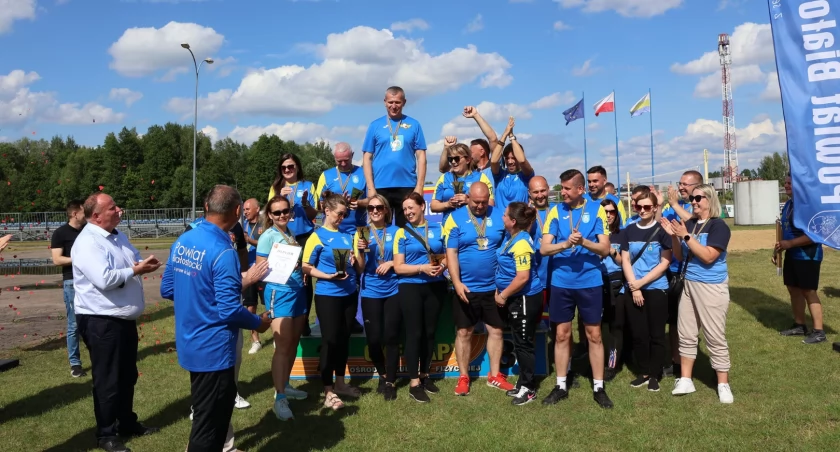 Zdjęcie sportowej drużyny samorządowej Łap/ powiatbialostocki.pl