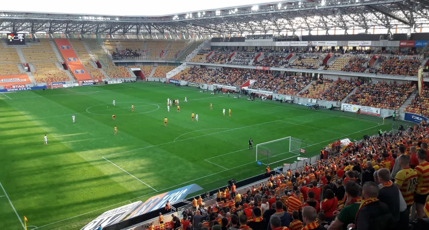 Zdjęcie kibiców na stadionie podczas meczu Jagiellonii/ TJ