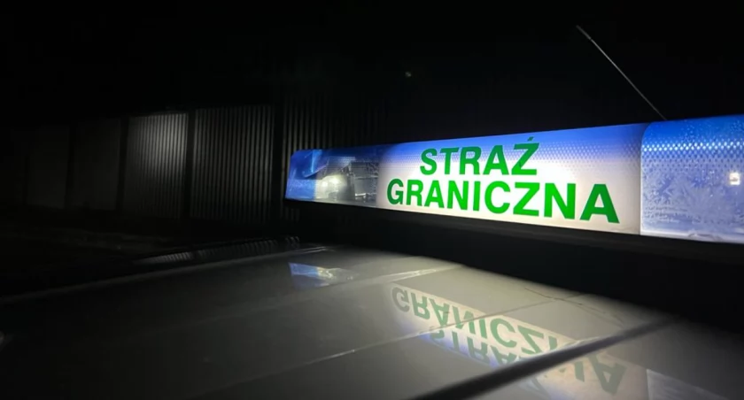 Zdjęcie pojazdu Straży Granicznej pod zaporą oddzielającą od Białorusi/ SG