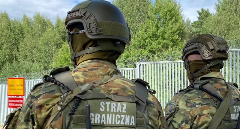 Zdjęcie funkcjonariuszy Straży Granicznej pod zaporą na granicy z Białorusią/ SG