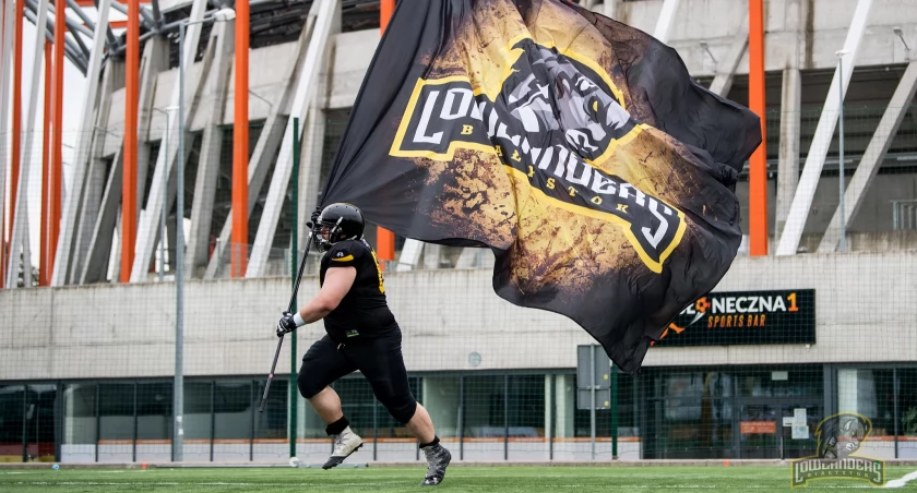 Zdjęcie zawodnika Lowlanders Białystok z flagą/ biuro prasowe Lowlanders