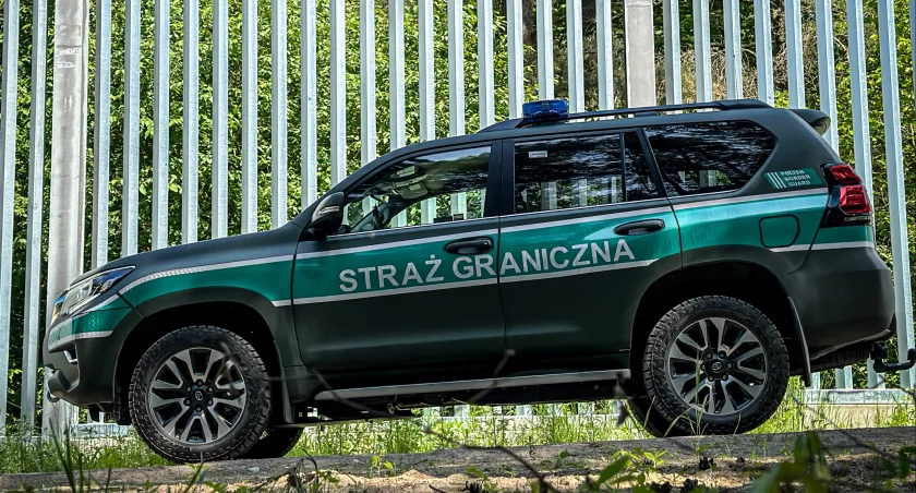 Zdjęcie pojazdu Straży Granicznej pod zaporą oddzielającą od Białorusi/ SG