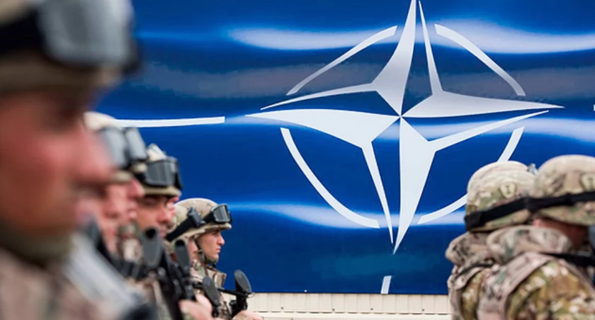 Zdjęcie żołnierzy na tle grafiki NATO/ Twitter.com Ukrinform