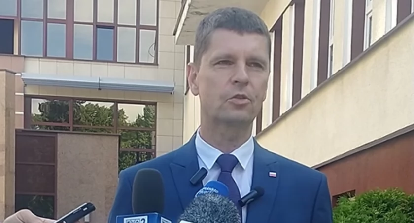 Poseł Dariusz Piontkowski podczas briefingu prasowego przed Podlaskim Urzędem Wojewódzkim