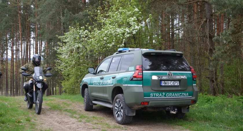Zdjęcie patroli Straży Granicznej pod granicą z Białorusią/ Twitter.com Straż Graniczna