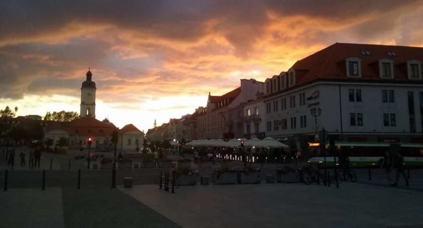 Zdjęcie Rynku Kościuszki w Białymstoku z chmurami burzowymi/ DDB