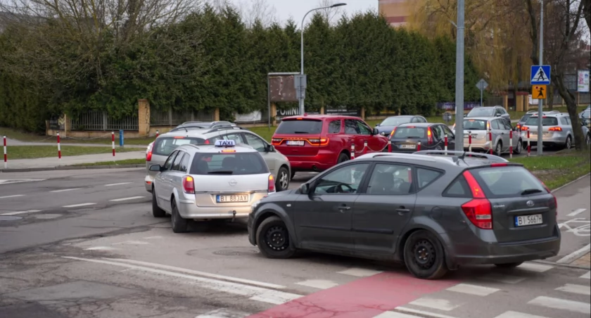 Zdjęcie samochodów na skrzyżowaniu ul. Bema i Pogodnej/ BL
