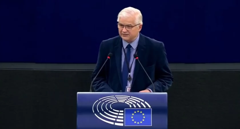 Zdjęcie Włodzimierza Cimoszewicza na mównicy w Parlamencie Europejskim/ zrzut ekranu z YouTube.com