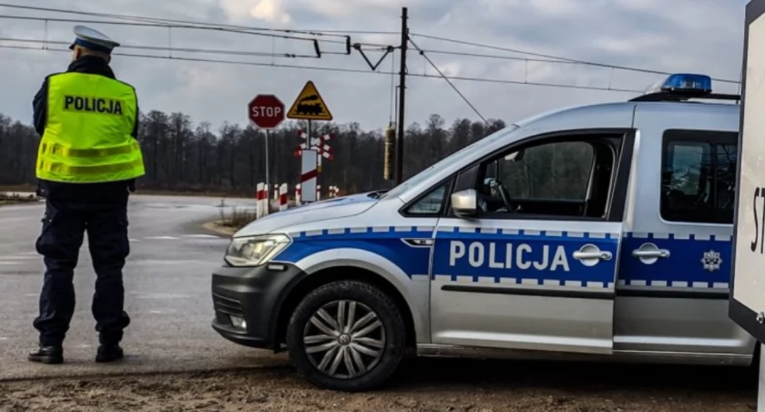 Zdjęcie policjanta stojącego przy radiowozie/ podlaska.policja.gov.pl