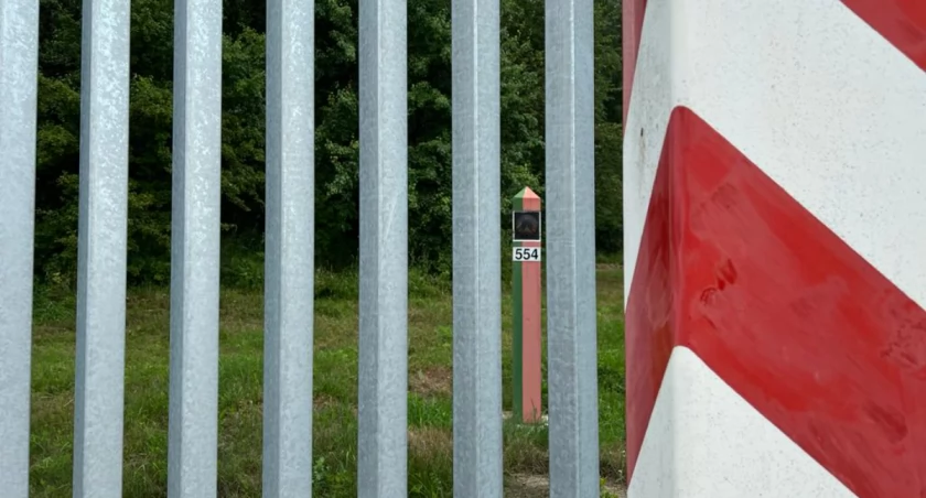 Zdjęcie słupków granicznych i zapory na granicy polsko - białoruskiej/ Straż Graniczna