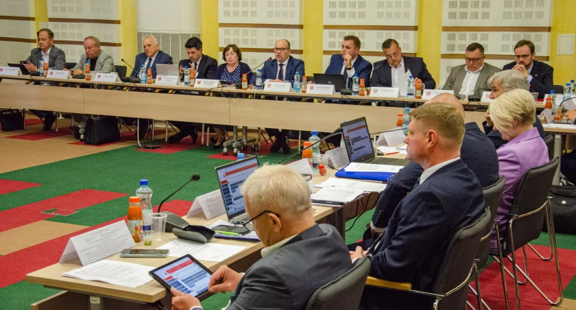 Zdęcie radnych wojewódzkich na sali obrad Sejmiku Województwa Podlaskiego/ podlaskie.eu
