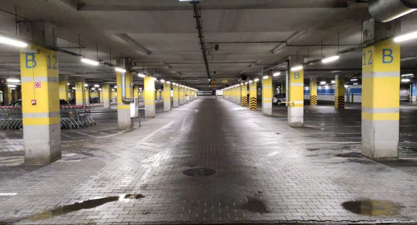 Zdjęcie parkingu podziemnego w galerii Atrium Biała/ DDB