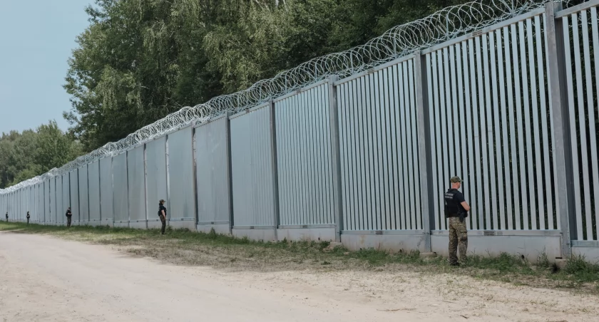 Zdjęcie strażników granicznych pod zaporą na granicy polsko - białoruskiej/ Twitter.com Straż Graniczna