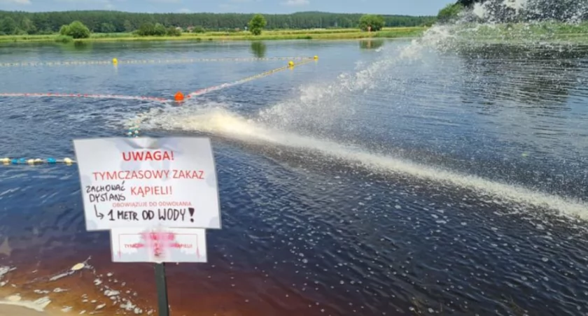 Zdjęcie znaku ostrzegającego o zamknięciu plaży w Supraślu/ Facebook.com Radosław Dobrowolski