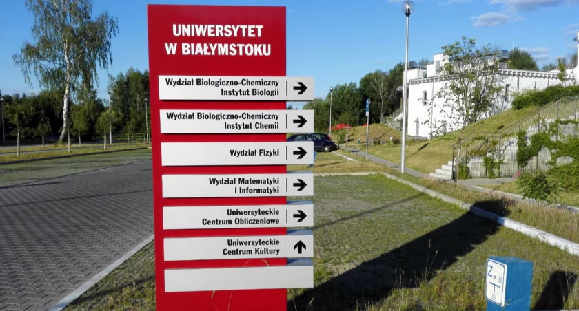 Zdjęcie wejścia na kampus UwB/ DDB