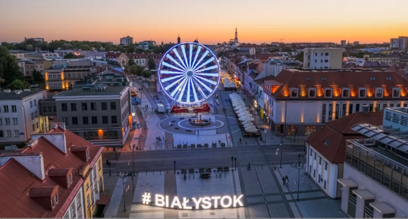 Zdjęcie koła diabelskiego na Rynku Kościuszki w Białymstoku