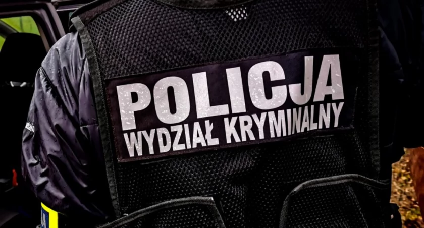 Zdjęcie policjanta stojącego tyłem/ podlaska.policja.gov.pl