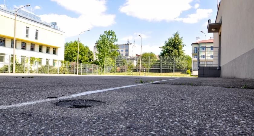 Zdjęcie boiska szkolnego i budynku szkoły/ bialystok.pl