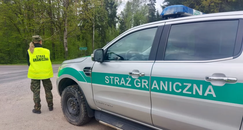 Zdjęcie strażniczki granicznej przy pojeździe służbowym/ Twitter.com Straż Graniczna