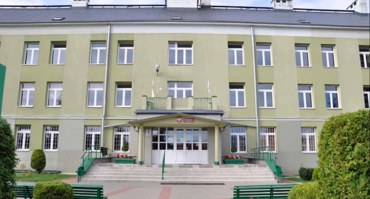 Zdjęcie budynku szkoły V LO w Białymstoku/ bialystok.pl
