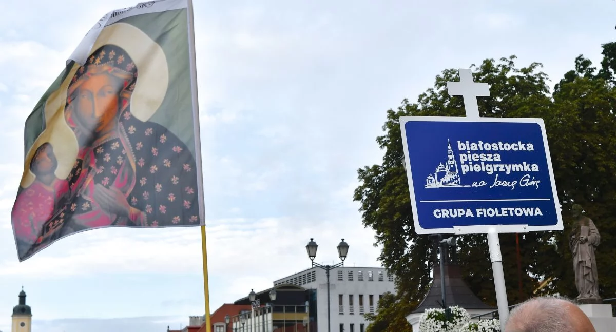 Zdjęcie flagi z wizerunkiem Matki Boskiej Częstochowskiej z pielgrzymki na Jasną Górę/ archibial.pl