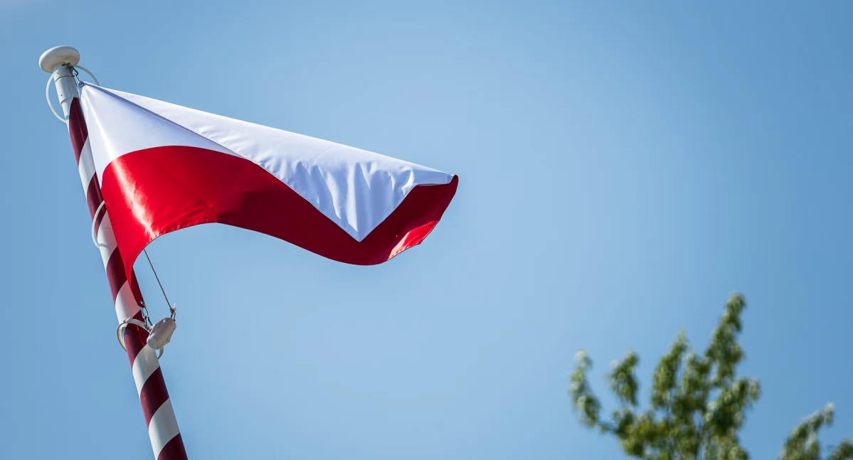 Zdjęcie polskiej flagi na maszcie/ podlaskie.eu