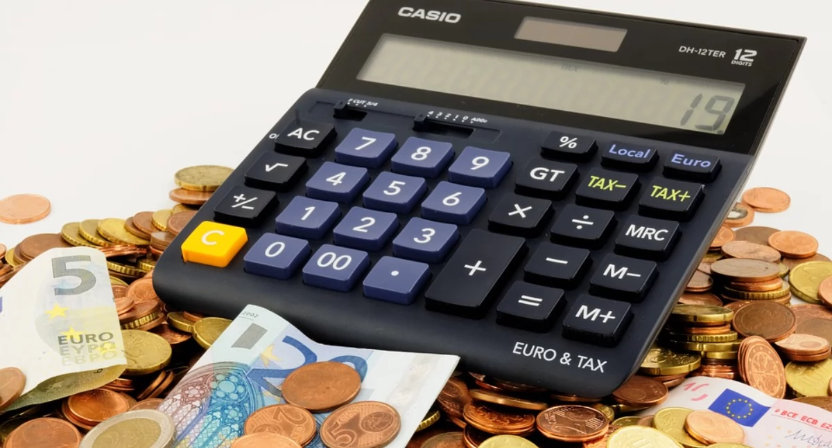 Zdjęcie kalkulatora i euro/ Pixabay.com