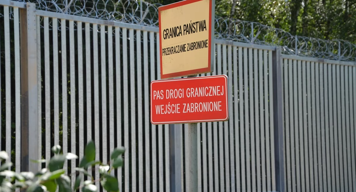 Zdjęcie znaku ostrzegającego o pasie granicznym/ SG
