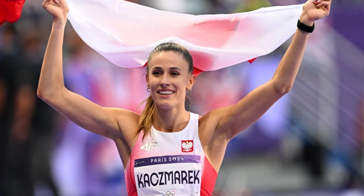 Zdjęcie Natalii Kaczmarek z biało-czerwoną flagą/ Twitter.com Miasto Białystok