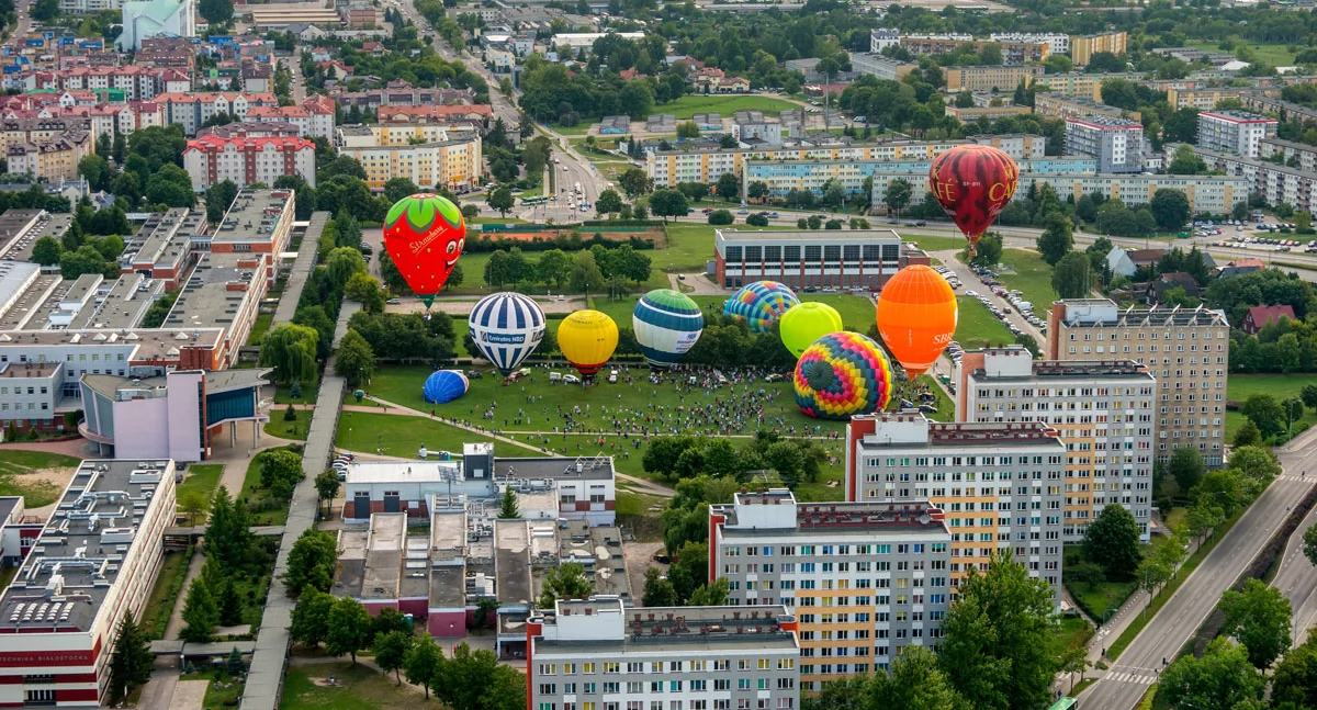 Zdjęcie balonów na kampusie Politechniki Białystok/ Paweł Tadejko