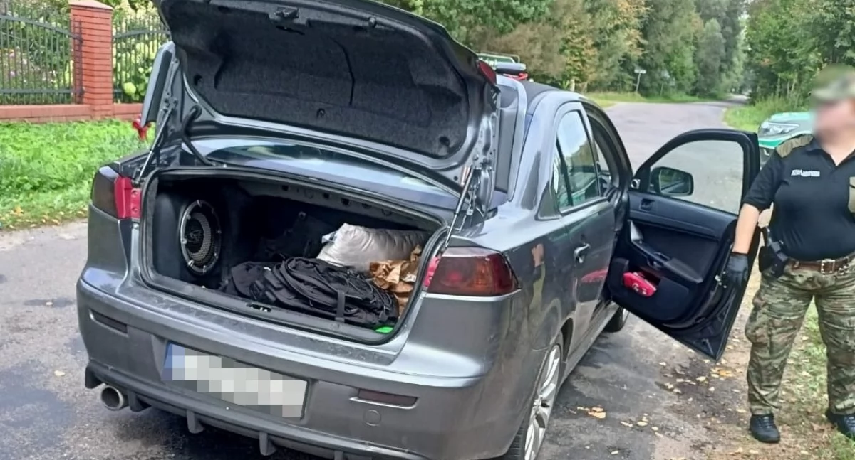 Zdjęcie samochodu, którym przewożeni byli nielegalni migranci/ SG