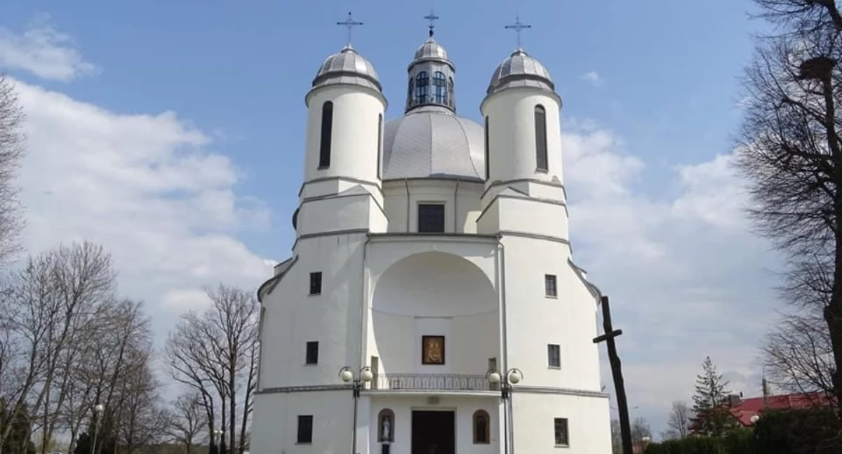 Zdjęcie budynku kościoła pod wezwaniem św. Piotra i św. Pawła w Łapach/ UM w Łapach