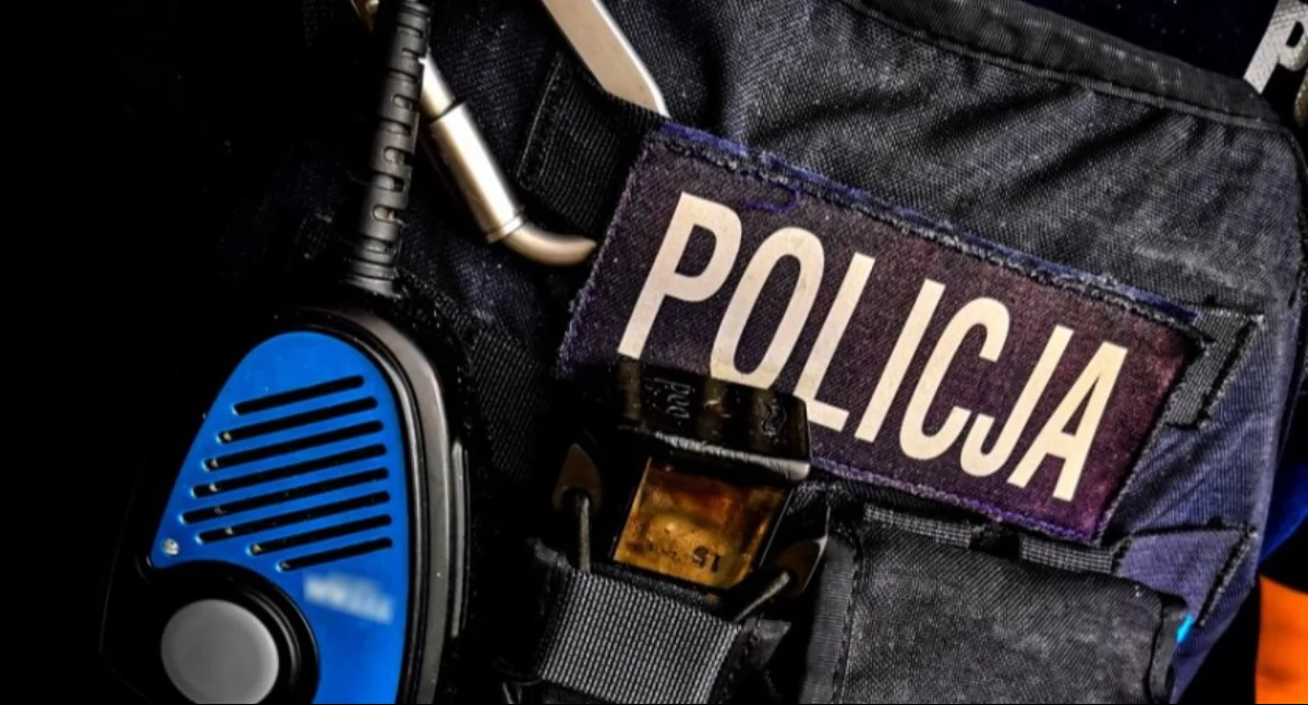 Zdjęcie fragmentu policyjnego munduru/ podlaska.policja.gov.pl