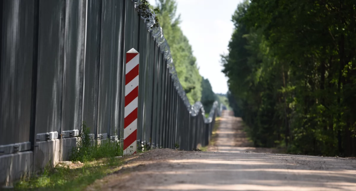 Zdjęcie drogi technicznej oraz zapory na granicy polsko - białoruskiej/ SG
