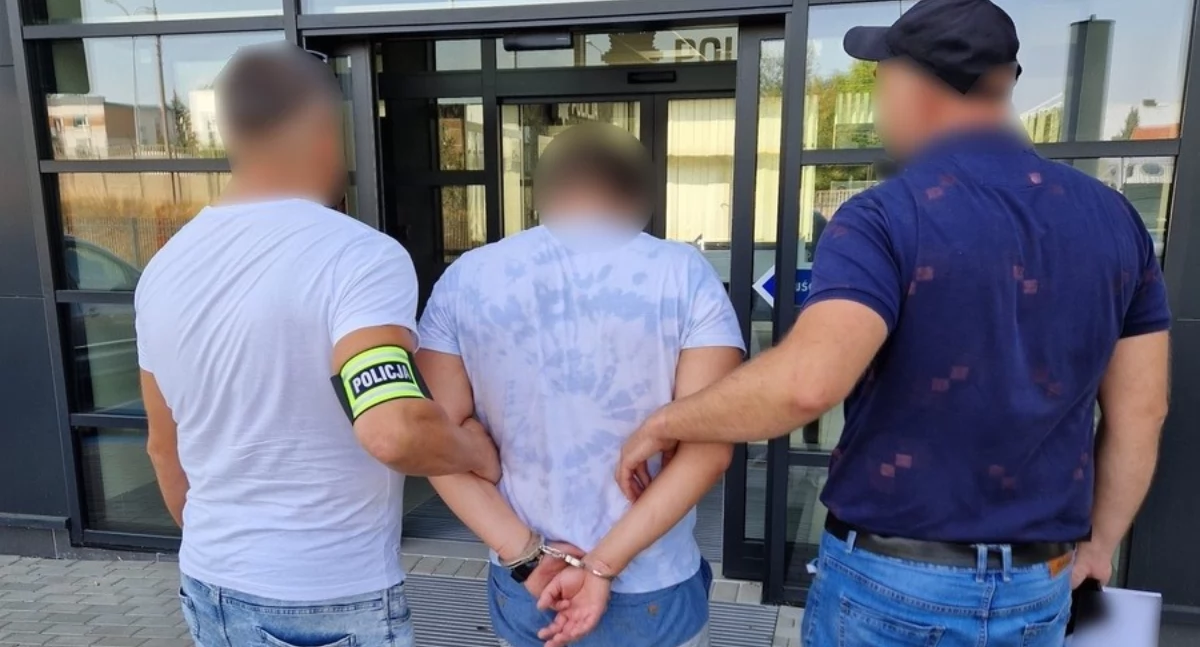 Policjanci z zatrzymanym mężczyzną / Foto: KWP w Białymstoku
