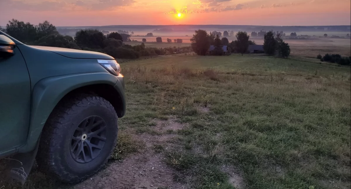 Auto straży granicznej nieopodal granicy z Białorusią / Foto: SG