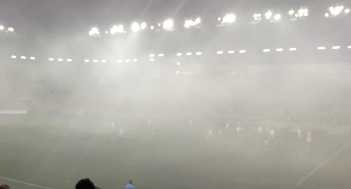 Zadymienie na stadionie mocno ograniczało widoczność