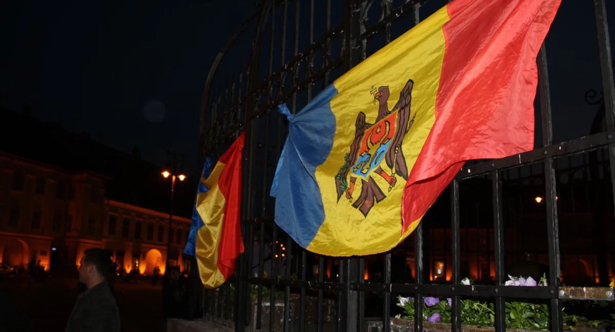 Zdjęcie flagi Mołdawii na bramie/ Flickr.com/ Aurelian Săndulescu