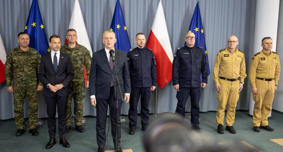 Zdjęcie Tomasza Siemoniaka ze strażnikami granicznymi/ MSWiA 
