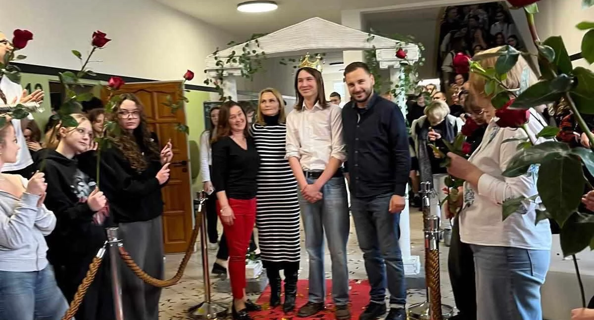 Wiktor witany w szkole po sukcesie / Fot. mat. pras.