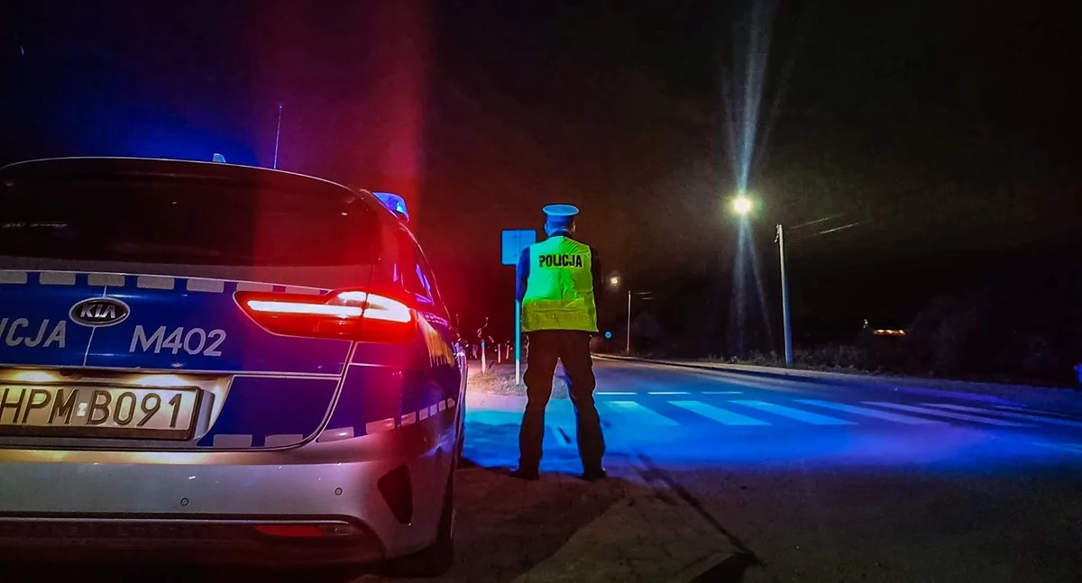 Na sygnale 24, Zatrzymanie Policjanci ratują życie pasażerki która miała trudności oddychaniem - zdjęcie, fotografia