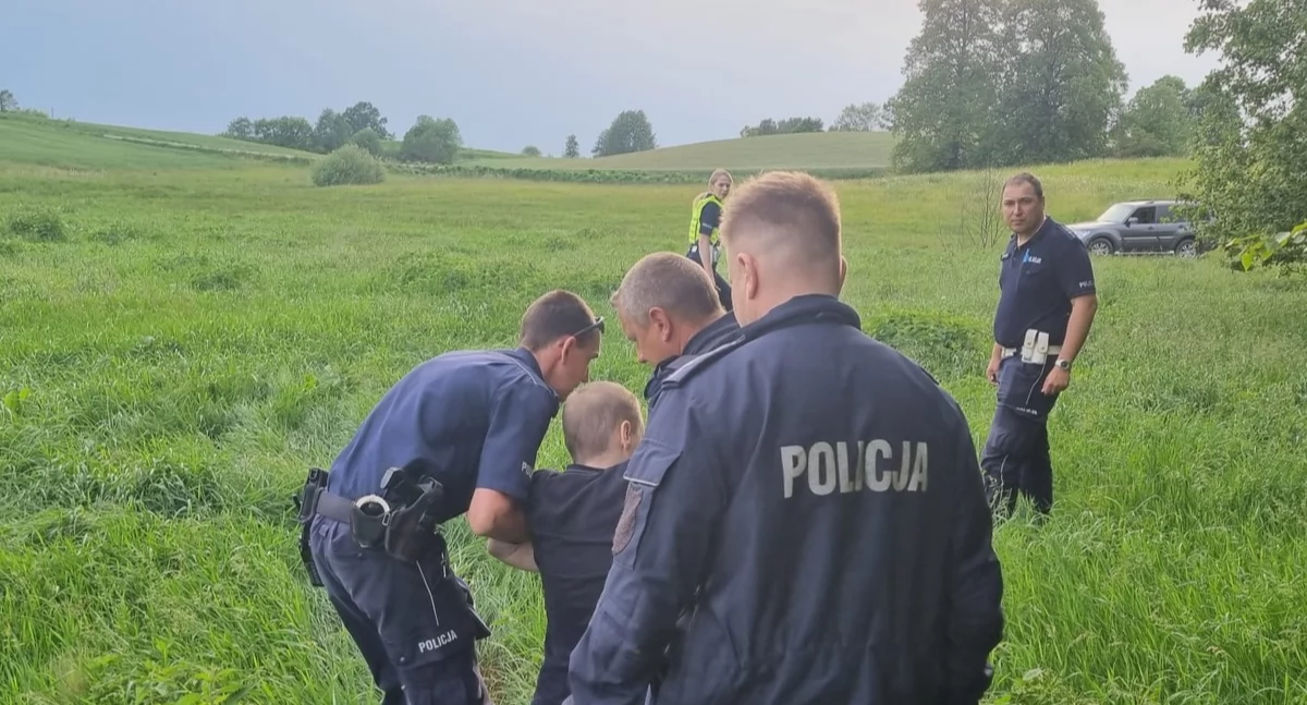 Policjanci z odnalezionym mężczyzną / Fot. KPP w Sejnach